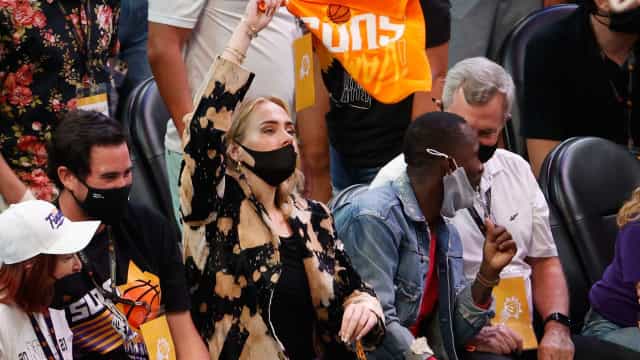 Adele vai a jogo de basquete nos EUA com novo namorado