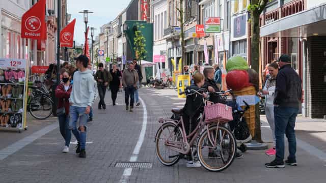 Jovens e não vacinados puxam alta de casos de Covid na Holanda