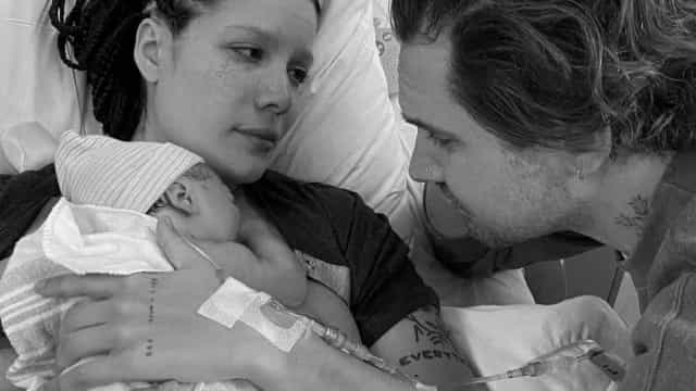 Cantora Halsey dá à luz seu primeiro filho