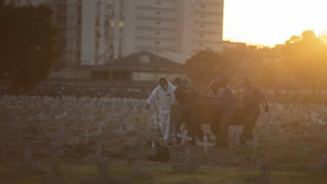 Brasil registra 615 mortes pela covid nas últimas 24h; média móvel segue em queda