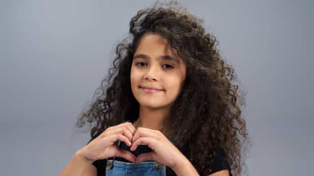 Filha de Mariah Carey estreia como modelo aos dez anos