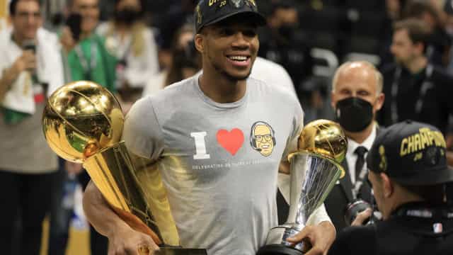 Antetokounmpo quebra ‘parede’ e leva Bucks a primeiro título em 50 anos
