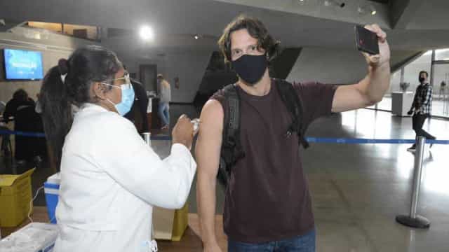 Vacinadora de celebridades imunizou de Zeca Pagodinho a Vladimir Brichta