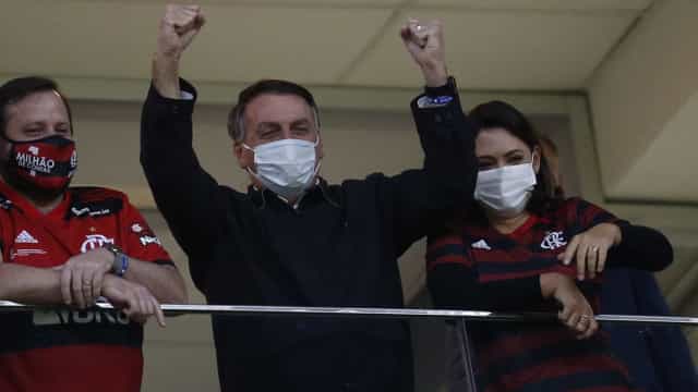 Bolsonaro vai a estádio e vê goleada do Flamengo em Brasília