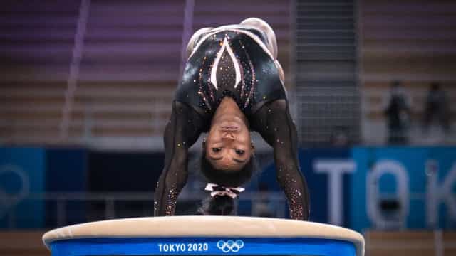 Simone Biles faz apresentação de pódio e repete movimento único em Tóquio