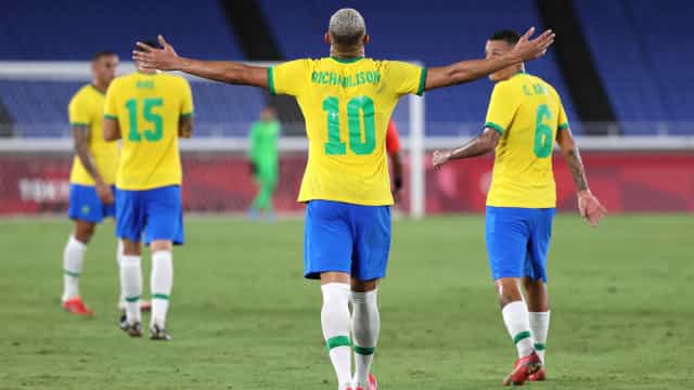 Brasil toma susto, mas vence Alemanha na estreia com três de Richarlison