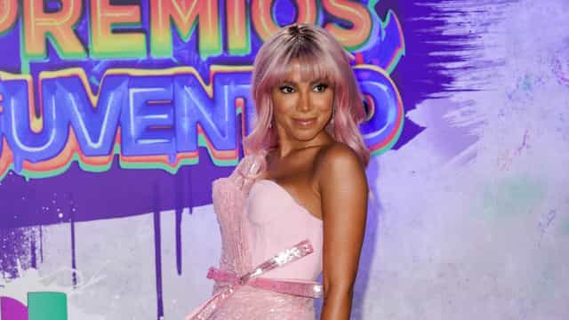 Anitta arrasa em festa de gala com look ousado e cabelo cor-de-rosa