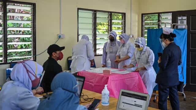 Enfermeira exausta dá "vacina vazia" a mulher na Malásia