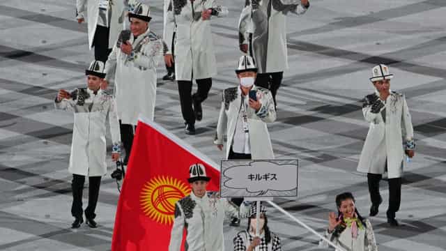 Delegação do Quirguistão ignora máscaras em abertura das Olimpíadas
