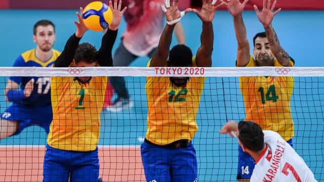 Seleção masculina de vôlei oscila, mas vence Tunísia na estreia em Tóquio