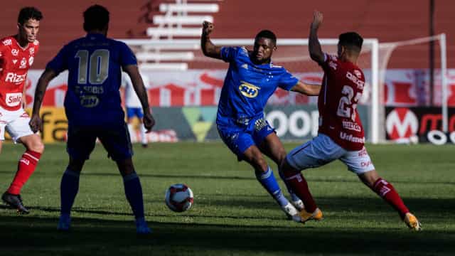 Cruzeiro empata com Vila Nova, completa um mês sem vitória e se mantém na degola