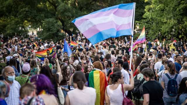 Parada reúne milhares na Hungria contra lei anti-LGBT