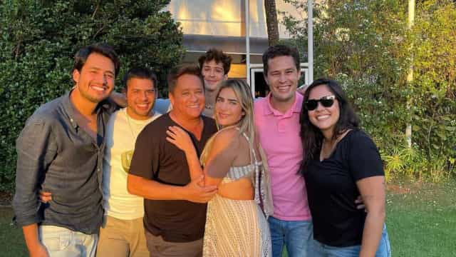 Leonardo exibe foto rara com os seis filhos no dia do aniversário dele