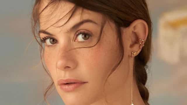 Alinne Moraes ousa e publica foto com seios à mostra