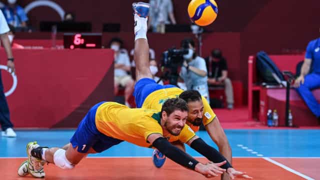 Brasil sofre mas bate Argentina no vôlei masculino