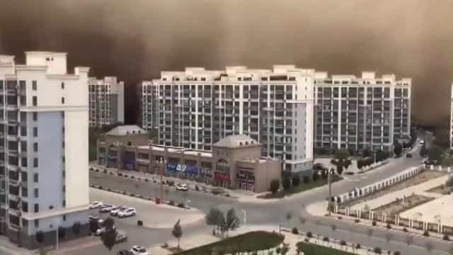 Vídeo mostra como tempestade de areia ‘engoliu’ cidade chinesa