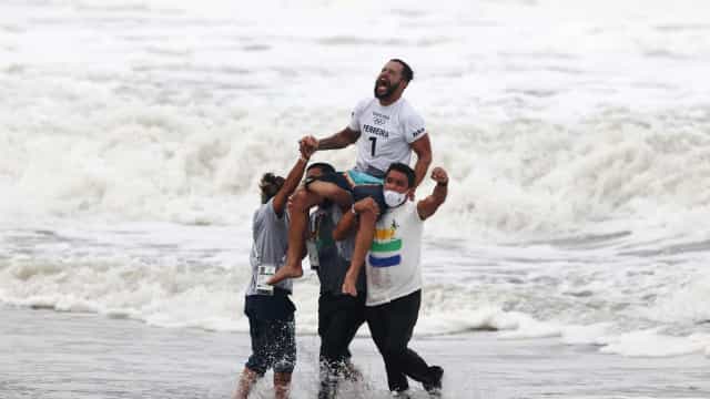 Italo Ferreira conquista 1º ouro do Brasil em Tóquio e faz história no surfe