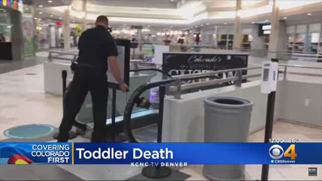 Menino de 2 anos morre após cair dos braços do pai em escada rolante