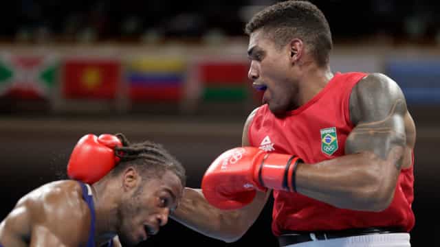 Abner Teixeira derrota britânico e fica a uma vitória da medalha no boxe