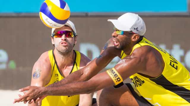 Olimpíada: Evandro e Bruno Schmidt seguem invictos no vôlei de praia
