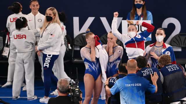 Time da Rússia ganha o ouro por equipes na ginástica após desistência de Biles