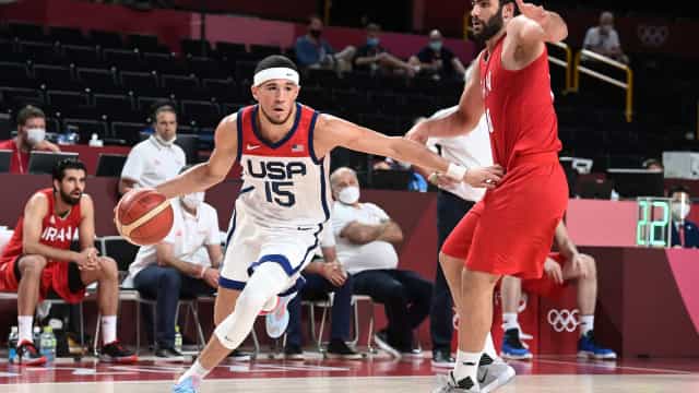 Estados Unidos reagem no basquete masculino com massacre no Irã: 120 a 66