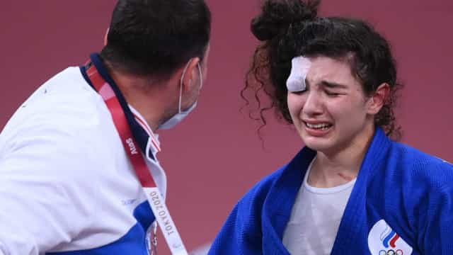 Algoz da judoca Maria Portela, russa sai com olho inchado e carregada do tatame