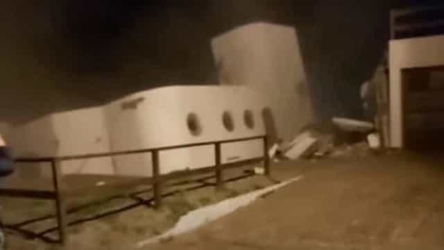 O momento em que uma casa desmorona e cai no mar na Argentina