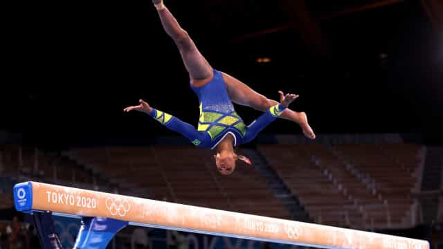 Rebeca Andrade faz história e é prata na ginástica artística em Tóquio