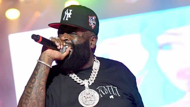 Rapper Rick Ross tem 100 carros na garagem, mas não tem carta de condução