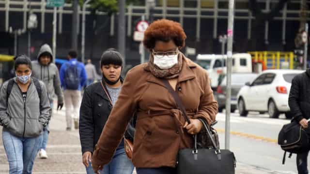 Homem morre em rua na região central de SP; movimentos veem relação com o frio