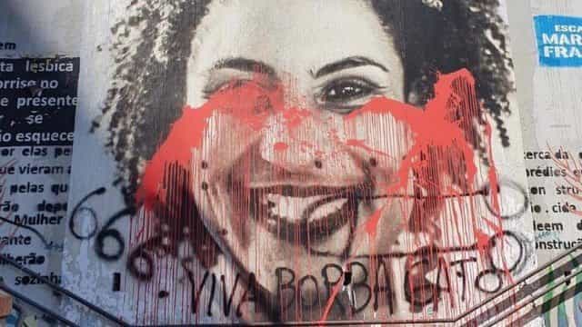 Escadão Marielle Franco, em SP, também foi manchado de tinta vermelha