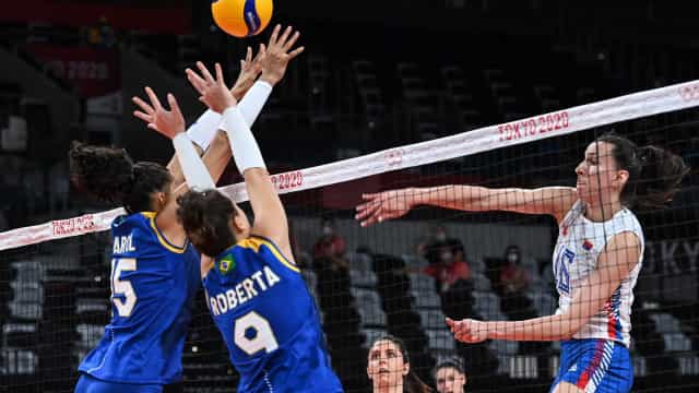 Brasil bate Sérvia, segue invicto e é líder de grupo no vôlei feminino das Olimpíadas