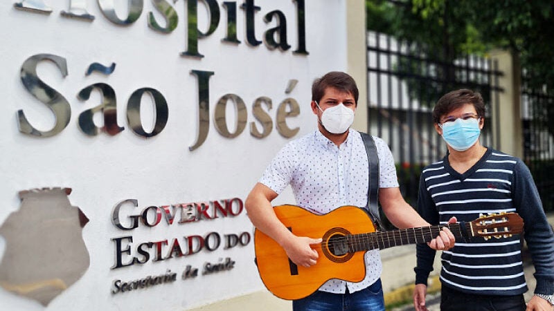 Paciente recuperado da Covid grava música para equipe que cuidou dele