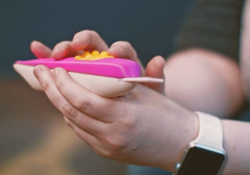 Designer cria 1º teste de gravidez de farmácia para mulheres cegas