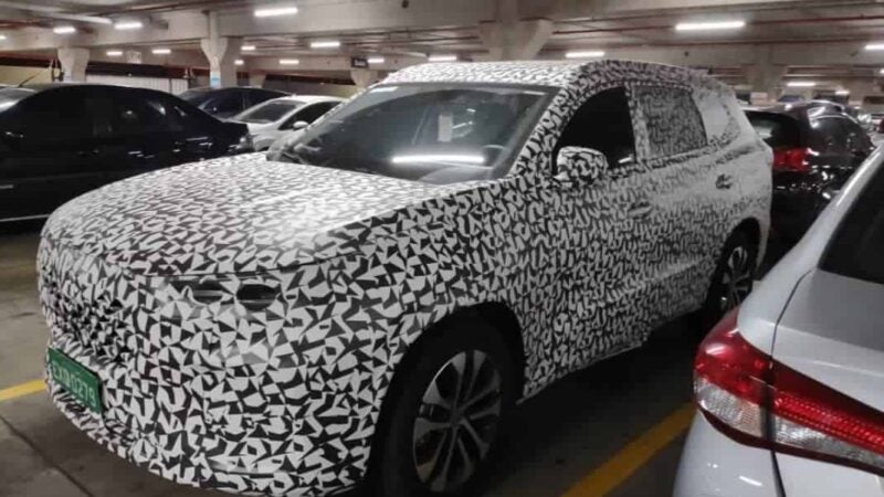 Chery Tiggo 8 Plus é flagrado com camuflagem no Brasil