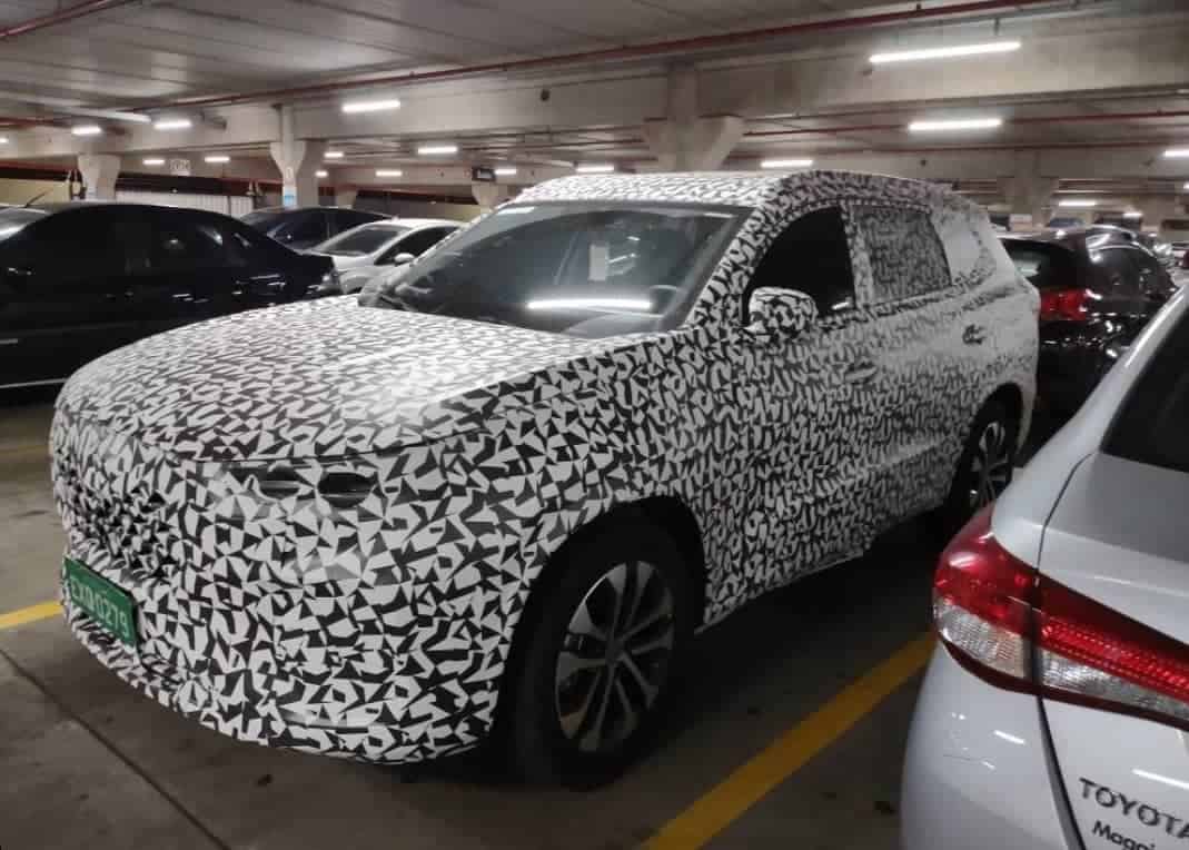 Chery Tiggo 8 Plus é flagrado com camuflagem no Brasil