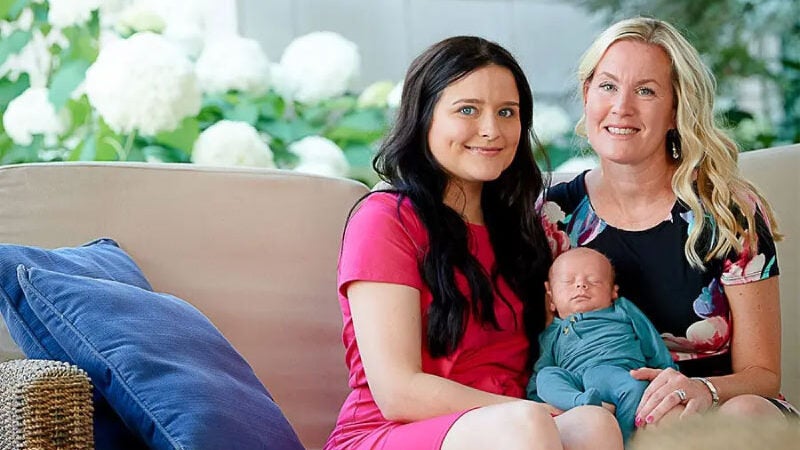 Mãe conhece mulher que doou útero para que ela engravidasse: emoção