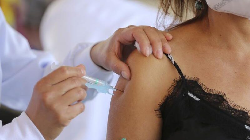 Vacinação de adultos e adolescentes será em agosto em SP. Veja as datas