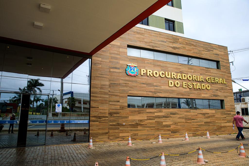 PGE arrecada brinquedos e livros para campanha do Dia das Crianças