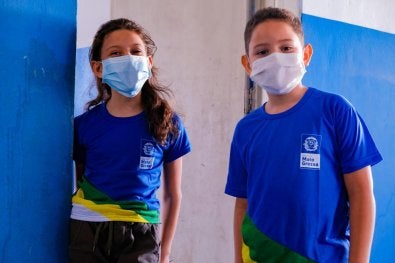 Estado entrega novo uniforme para alunos