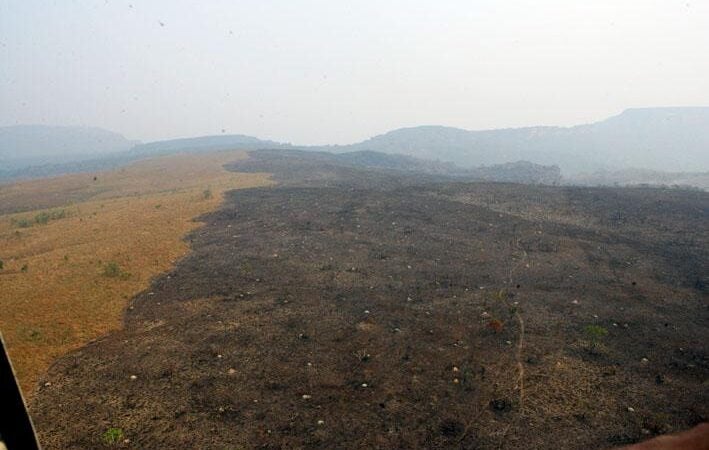 Corpo de Bombeiros controla incêndio na Área de Proteção Ambiental em Chapada do Guimarães