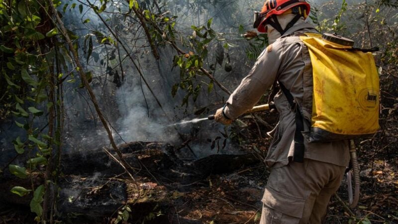 Corpo de Bombeiros controla incêndio na reserva Indígena Tadarimana