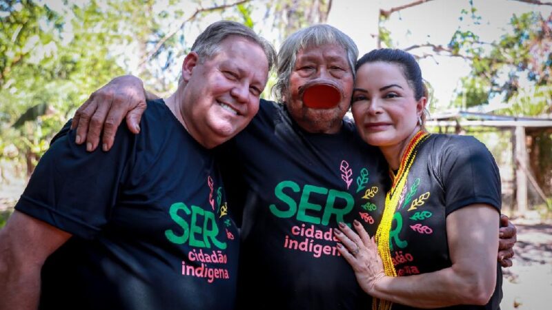 Cacique Raoni recebe primeira-dama Virginia Mendes na aldeia Metuktire, região do Xingu