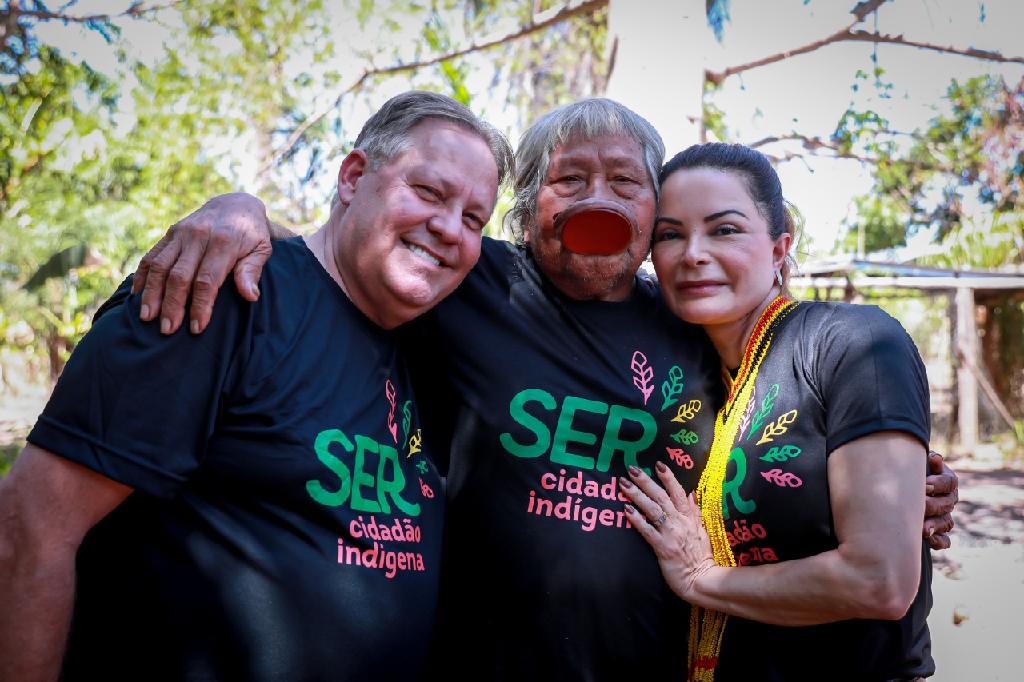 Cacique Raoni recebe primeira-dama Virginia Mendes na aldeia Metuktire, região do Xingu