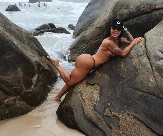 Com 126cm de quadril, Vanessa Ataídes diz que fãs querem tirar foto do seu bumbum: “É invasivo, mas eu me amarro”