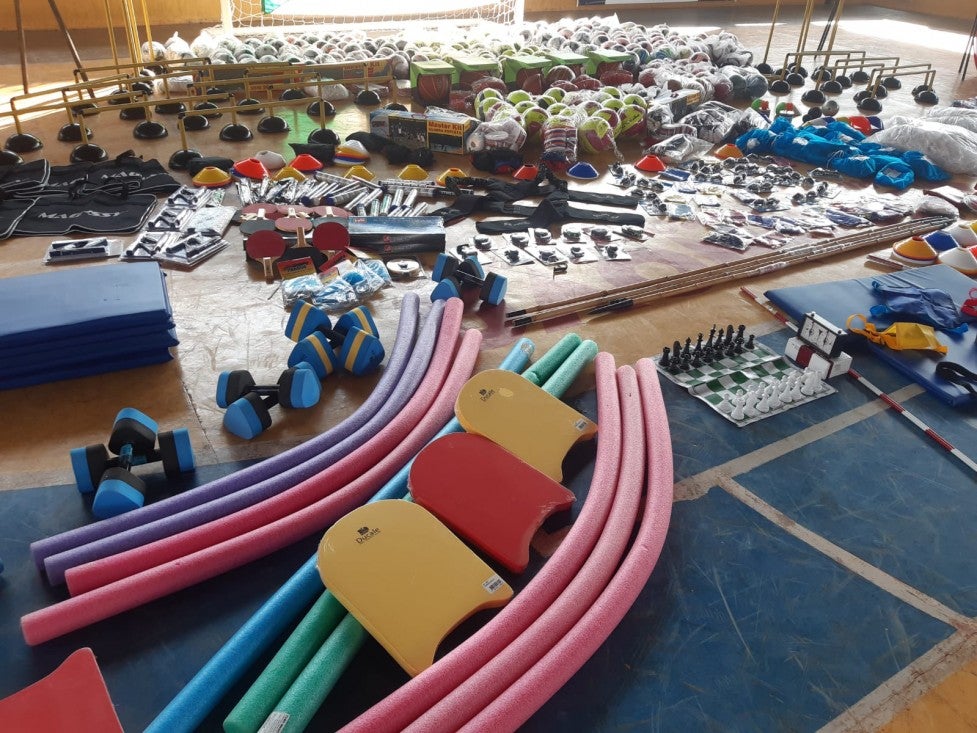 Prefeito Maninho realiza grande entrega de material esportivo para secretaria de Esportes