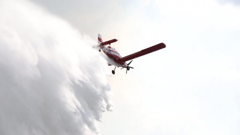 Aeronave e helicóptero são usados para apagar incêndio no Morro de Santo Antônio