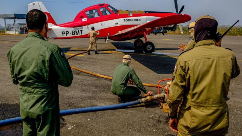 Corpo de Bombeiros utiliza aeronave para conter incêndio em terras indígenas
