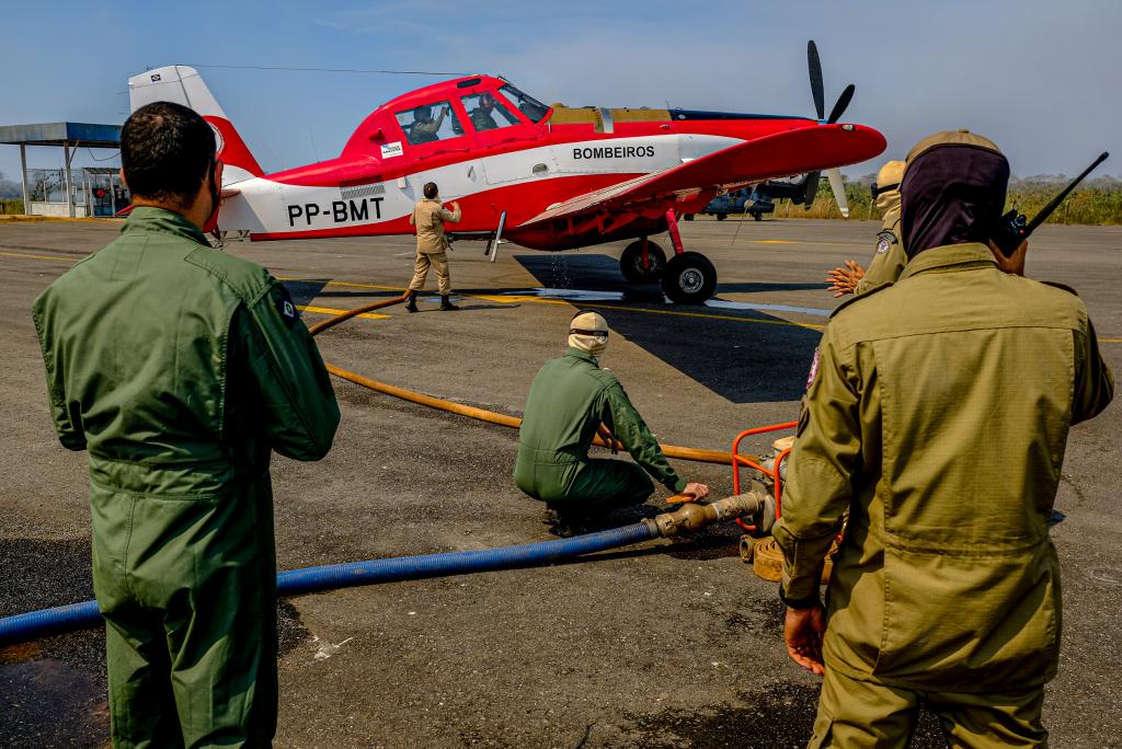 Corpo de Bombeiros utiliza aeronave para conter incêndio em terras indígenas